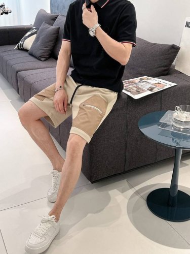 2025Ss春夏新款休闲短裤 专柜热销款 身穿着非常舒适 低调不失奢华 穿出去非常有档次 裤型款式和裁剪亦无需多言 上身精致跃然高档一等一顶级质料 真正殿堂级的