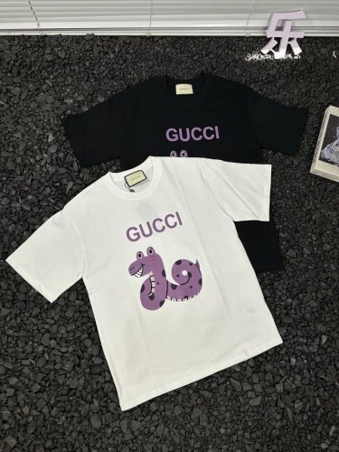 古驰Gucci胸前紫色小蛇印花图案宽松休闲套头圆领吸汗透气短袖T恤 男女同款 精选优质面料，触感柔软亲肤，兼具厚实挺括的质感，宽松版型巧妙修饰身形，对各种身材都