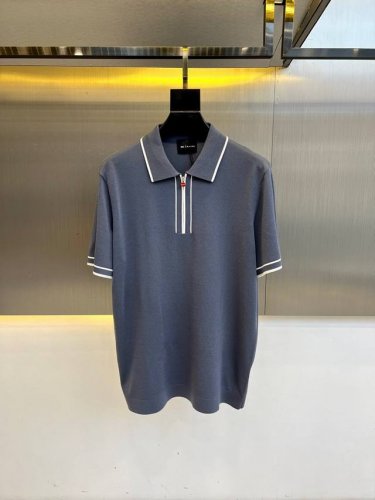 Kiton 2025春夏新款男士半拉链套头短袖针织衫修身休闲T恤。聚酯纤维80%粘纤40%混纺而成，经过特殊浇洗工艺处理，手感柔软且质感大幅提升，上身舒适透气。