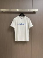 Burberry 2025Ss新款扭结立体字母Logo刺绣徽标T恤衫，选用平织棉面料打造。融入以航海结为灵感的品牌徽标，呈现常规版型。尺码：S-Xxl