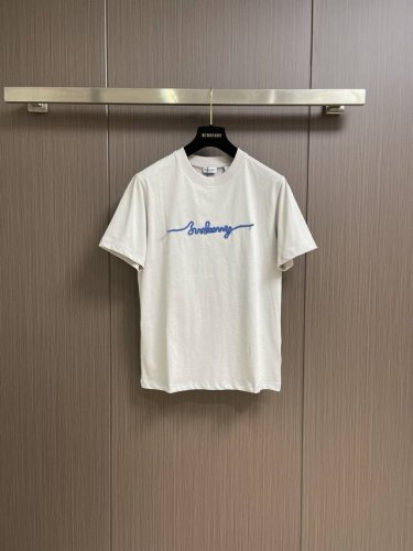 Burberry 2025Ss新款扭结立体字母Logo刺绣徽标T恤衫，选用平织棉面料打造。融入以航海结为灵感的品牌徽标，呈现常规版型。尺码：S-Xxl