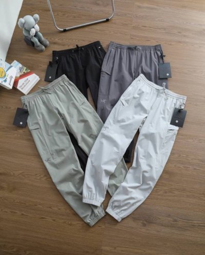 上新 品牌：始祖鸟 Arcteryx 尺码：M-L-Xl-Xxl 颜色：黑色-浅灰-深灰-豆绿 类型：两色运动速干束脚长裤 鸟家经典升级，源自我们的轻量、耐磨的