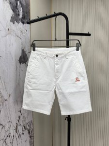 爱马仕。2025春夏最新推出男士休闲裤新品！纯棉面料，定制面料更加柔软舒适！整条裤子，手感舒适，细腻程度与透气效果堪称顶级，D所有的五金品牌Logo都是专模定做