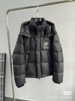 350G白鸭绒充绒量独家版本] Louis Vuitton｜路易威登 Ss官网走秀款 描述： 该款派克羽绒采用高密度尼龙面料制成，服装满载功能性细节，确保温暖呵