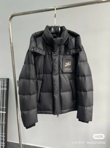 350G白鸭绒充绒量独家版本] Louis Vuitton｜路易威登 Ss官网走秀款 描述： 该款派克羽绒采用高密度尼龙面料制成，服装满载功能性细节，确保温暖呵