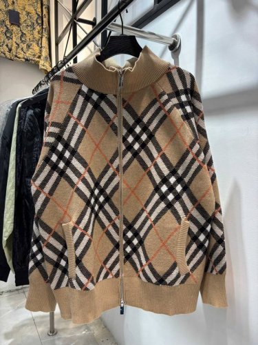 款号：Zmr11# 官网款巴宝莉Burberry经典博栢利格纹双开拉链羊毛针织外套 面料：25Ss官网款经典款巴宝莉羊毛针织外套，采用羊毛与马海毛的混纺面料，结