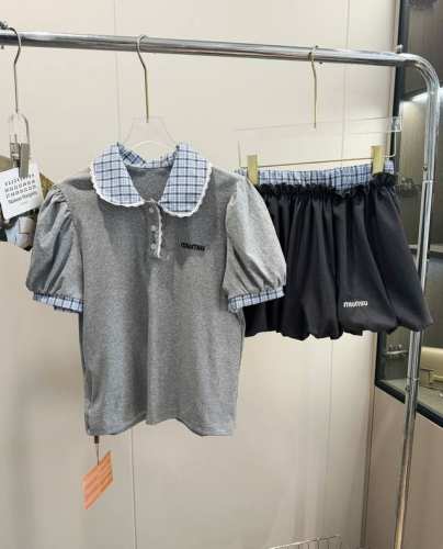 品名：Mium*U格子拼接polo衫灯笼裙裤套装 尺码：M.L 颜色：灰色 这套有没有女团风那味！Miu真的懂女孩子，穿上就是慵懒俏皮大小姐整个人都贵贵气气的！
