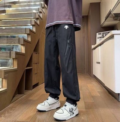 上新 Descente 迪桑特海外户外防水冲锋裤，男女同款休闲裤 今年流行的面料，小红书主播推荐，上身质感满满，版型立体，完美修饰腿型，可随意日常搭配，不费劲就