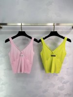 miu 25春夏针织最新吊带背心系列 颜色超级夏天的感觉。面料透气舒适，适合各种场合，镂空设计，穿上瞬间感觉元气满满。4色3码Sml