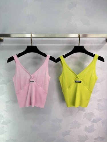 miu 25春夏针织最新吊带背心系列 颜色超级夏天的感觉。面料透气舒适，适合各种场合，镂空设计，穿上瞬间感觉元气满满。4色3码Sml
