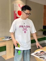 普拉达 。Prada新款字母印花双层重工短袖T桖 字母图案不管是T桖还是卫衣都是每年的爆款单品 前幅大面积印花采用大康丽数码印花机直喷 成本极高 经过多次的调试