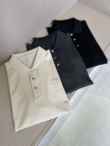Cd迪奥25春夏新品翻领polo 胸口立体刺绣品牌字母 下摆开衩设计 原版棉感材质 细腻舒适 高端品质 颜色 黑色 卡其 高级灰 码数 M-3Xl