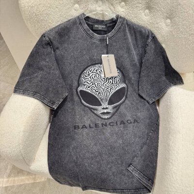Balenciaga巴黎世家 25Ss夏季巴黎260克短T 一幅极简主义的黑白插图 描绘了一个外星人的脸 带有复杂的 风格化的图案 外星人有两个大而锐利的眼睛和