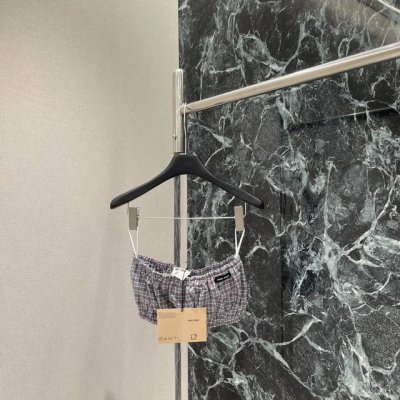 miu 25夏季新款 格纹抹胸 文艺复古少女风气质单品 刺绣字母Logo点缀低调奢华 经典格纹风格 一套搭配或者单搭都很加分。一个色现货Sml