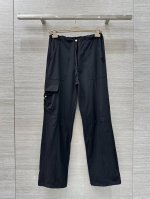 原单品质，独家首发 Alo 25春夏新品降落伞工装裤！简约又高级。年度神裤，酷飒感轻松Get！黑的显瘦。面料是那种速干透气的，它干得超快，一点不黏腻。非常轻盈，