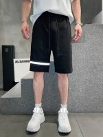 普拉达 2025春夏新款男士休闲短裤 高端货简洁时尚大方 定制原版进口面料 简洁利落又清爽 品质做工细节经得起任何形式检验简约大方百搭款 上身优雅帅气，焕然一新