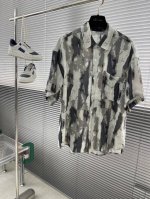 balenciag 25Ss短袖衬衫 面料采用了以棉纤维为主制成的，它具有柔软舒适、吸湿性强等特点。棉质衬衫适合在春夏季节穿着，因为棉纤维的透气性可以帮助身体保