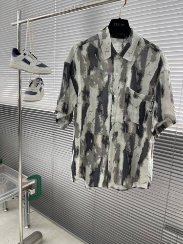 balenciag 25Ss短袖衬衫 面料采用了以棉纤维为主制成的，它具有柔软舒适、吸湿性强等特点。棉质衬衫适合在春夏季节穿着，因为棉纤维的透气性可以帮助身体保