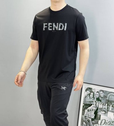 Fend*芬-迪25S春夏圆领T恤.优质190G丝光棉布制成 机织技术 相比于普通面料更加富有质感......胸口Fendi立体烫画而成的经典标签 常规裁剪 上