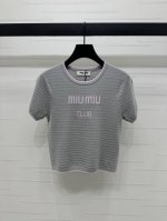 上新原单高端品质 Miumi*2025春夏最新系列！花边针织短袖！定制羊毛针织材质 质感高级 光泽舒适 针织短袖剪裁 通体利用钩针肌理交织 勾勒出波浪花纹图案