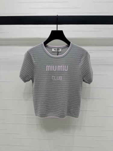上新原单高端品质 Miumi*2025春夏最新系列！花边针织短袖！定制羊毛针织材质 质感高级 光泽舒适 针织短袖剪裁 通体利用钩针肌理交织 勾勒出波浪花纹图案