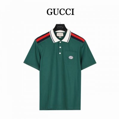 Gucci 古驰 红蓝织带互扣式双G棉质polo衫 这款时尚polo衫采用绿色重磅针织棉匠心制作，精心点缀红蓝条纹织带和复古风格Gg刺绣贴饰。 胸口口袋带有复古