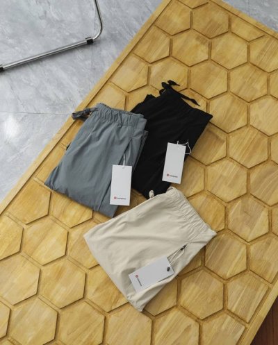 供 Lululemon Tear-Away露露男女同款 可扯开排扣运动扯扯裤 排扣裤的设计不仅注重外观，更强调实用性。通过巧妙的排扣设计，使得裤子易于穿着和脱下