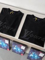 盒装短袖 2025Ss春夏Lv渐变字母短袖T恤，码数Xs-L 略同于平常M-2Xl ，男女同款，宽松版型，可参考文末尺码表，不用刻意加号。 大身纯棉面料，克重高