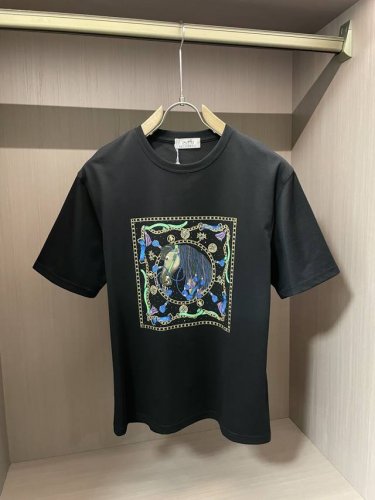 h 2025新款 圆领 短袖 T恤 高端版本！专柜定制面料 透气舒适度高，细节无可挑剔，品牌元素设计理念，体现高品质。手感细腻柔软！呈现休闲裁剪，上身版型超赞！