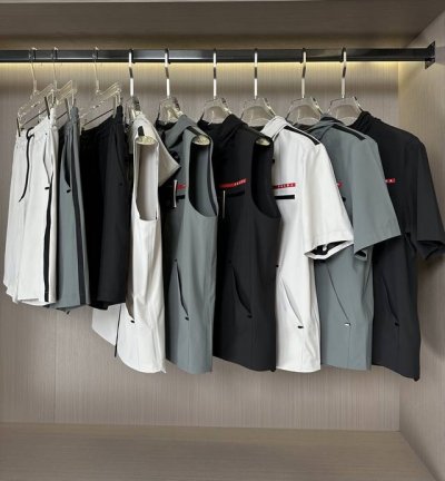 短袖外套 马甲 短裤 prada 25春夏Linea Rossa系列-半袖款 prada Linea Rossa是一个融合时尚与运动的系列，彰显创新性、设计感与