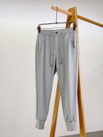 prada 普拉达 2025Ss春夏新品 通勤天花板，当松弛感遇上顶奢剪裁 意大利重磅棉自带筋骨感 适配所有莫兰迪色系针织 重点夸夸防激凸工艺 300D加密织法