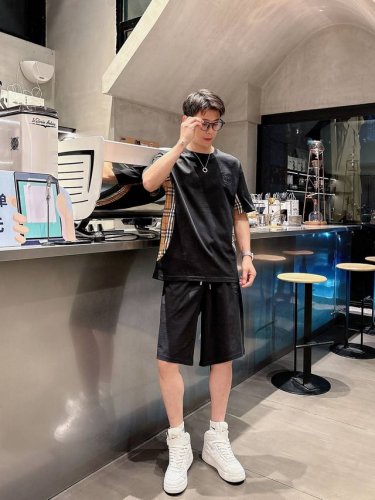 品牌 Burberry 巴宝莉 2025圆领短袖短裤套装 纯棉面料上身不会闷热，爽滑舒适的亲肤效果更加透气，面料自带肌理感 经典徽标工艺 独有的角度全新演绎 时