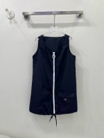 prad* 25新款倒三角徽标纯色无袖背心裙丨独家Yb开发 高版出品 采用定制的轻盈尼龙面料 手感细腻 穿着舒适也有垂坠感 冷色调高级黑非常好搭配 定制的Log