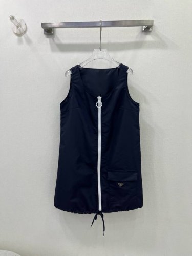 prad* 25新款倒三角徽标纯色无袖背心裙丨独家Yb开发 高版出品 采用定制的轻盈尼龙面料 手感细腻 穿着舒适也有垂坠感 冷色调高级黑非常好搭配 定制的Log