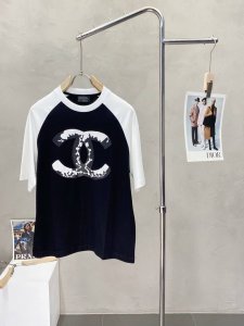Chanel香奈儿独家专供春夏新款原单男士休闲短袖 高端定制 高版本 时尚百搭爆款原版进口面料 Logo图案设计 手感超柔软细腻 穿着亲肤舒适 高端精品 代工厂