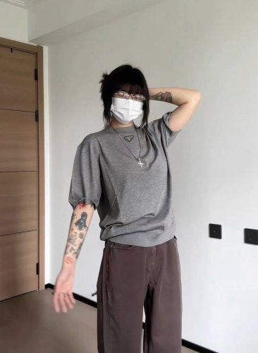 prada 2025Fw 普拉达老钱风小领口正肩垂感羊绒针织衫短袖 2025年 国王的礼物 一针一线的手工针织面料 松弛感带弹力 上身妥妥的少爷穿搭 气质拉满