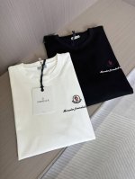 Moncler 25Ss鼎货来袭 面料方面采用百分百优质新疆长绒棉，经磨毛处理柔软亲肤丝滑，吸汗透气，螺纹领口久洗不变形 ，经典的版型 不挑身材完美修饰身形 微