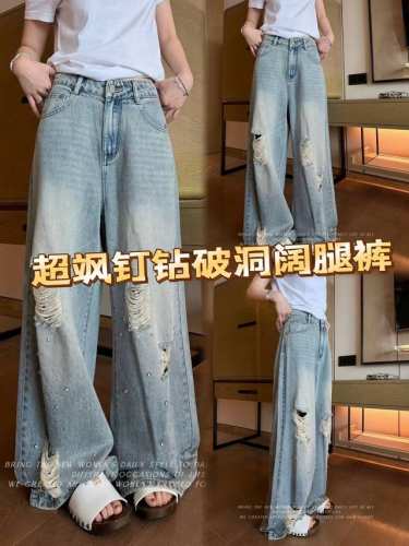 超飒钉钻破洞阔腿牛仔裤，简直是时尚王炸单品！浅蓝色牛仔布，随性破洞设计，不羁又个性，搭配闪耀钉钻，瞬间提升精致度。高腰版型拉长腿部线条，宽松阔腿遮肉显瘦。无论是