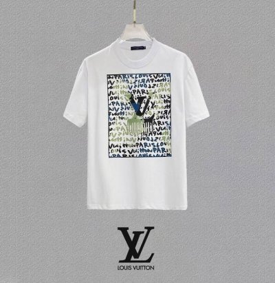 Lv 路易威登、25Ss高版本胸贴印花Logo圆领短袖T恤。面料采用定制280G支双股精棉平纹高密无尘全棉布料，Os版型宽松慵懒百搭，轻奢大气，众多明星博主试穿
