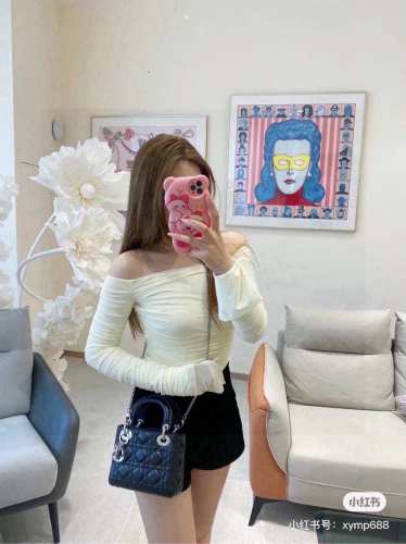 300 dior 迪奥戴妃包三格漆皮 一眼戴妃已定情，此生无悔入Dior ！ 三格小小的，自带年轻感，黑色又显成熟韵味，所以说非常百搭。配小裙子复古俏皮，配大衣
