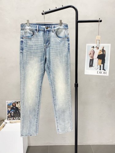 p300。Louis Vuitton路易威登独家专供新款 休闲牛仔裤，高端版本！专柜定制面料 透气舒适度高，细节无可挑剔，品牌元素设计理念，体现高品质。Logo