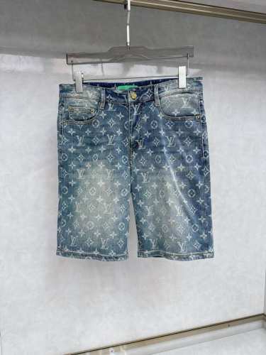 lv 25S新款潮男时尚休闲牛仔短裤，高端欧版原单，潮流时尚休闲 透气舒适度高，细节无可挑剔，品牌元素设计理念，体现高品质。呈现休闲裁剪，上身版型超赞！ 码数：