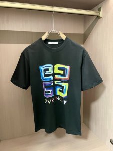 纪梵希 官网同款 官网同款 官网同款 重磅推荐！2025Ss夏装新品 专柜在售 最新系列图案Logo短袖T恤 必须人手一件的节奏！进口顶极精梳棉面料，极为亲肤舒