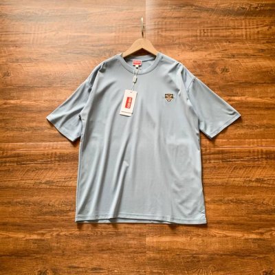Kenzo高田贤三 男士刺绣虎头时尚休闲圆领短袖T恤 Pfe55Ts1984Sg 这款T恤凭借标志性的虎头刺绣和顶奢工艺，成为夏日潮流穿搭的经典之选。 胸口老虎