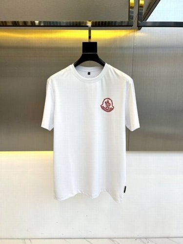 Mon蒙口、25春夏新品短袖T恤，可以单穿也可以里面再打个底，一件穿四季是没问题的，原厂出来的，微宽松设计裁剪兼具个性时尚范儿，顶级品质丝光棉材质，定织型的双层