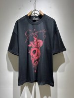 Giv*Chy 纪*希2025春夏新款男女同款短袖T恤，主创时尚注入了全新时尚能量。通过探索各种题材和性感魅力，极具辨识度，引领全新街头时尚潮流。该款是G家独家