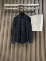 Kiton 2025Ss早春新款长袖衬衫，延续了品牌经典鲜明的风格设计，大气奢华的走线真是好看到不行，驾驭起来都超级帅气！客供进口优质面料制成，面料手感比常规面