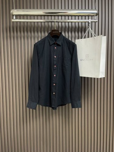 Kiton 2025Ss早春新款长袖衬衫，延续了品牌经典鲜明的风格设计，大气奢华的走线真是好看到不行，驾驭起来都超级帅气！客供进口优质面料制成，面料手感比常规面