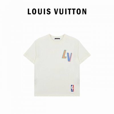 louis Vuitton Lv Nba联名最新款烫画短袖T恤 Lv Nba联名短袖工艺说明：此款采用60支双股长绒棉双纱入机 克平纹布，烧毛食毛做无尘处理，还