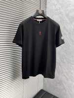 蒙 2025夏季最新品 专柜同步有售 原单狠货 时尚休闲短袖T恤 上身舒适 吸睛而有亮点 采用进口原版面料 顶级工艺图案Logo 简单而不失时尚 上身时尚帅气